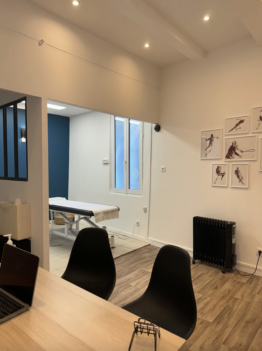 Cabinet d’ostéopathie du Panier à Marseille, avec la salle de soin au fond